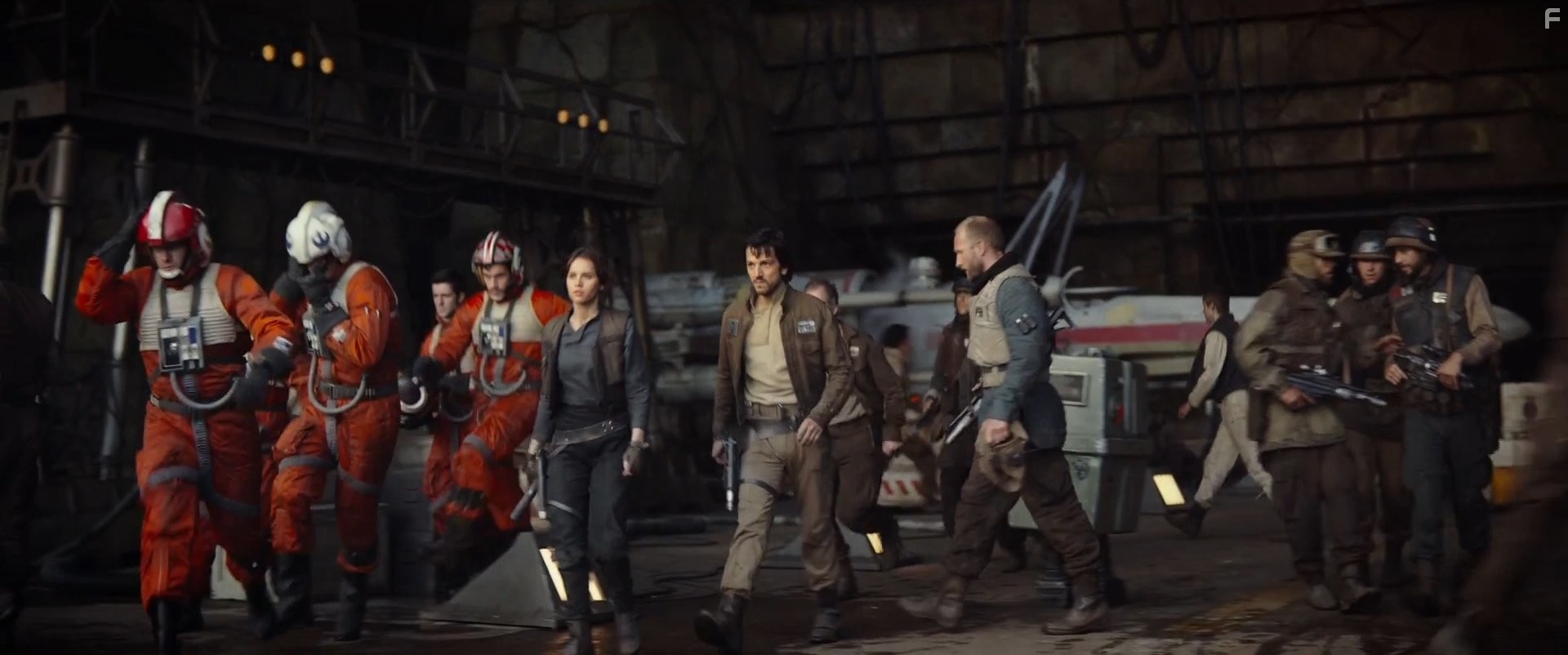 Felicity Jones and Diego Luna in Изгой-один. Звёздные войны: Истории (2016)