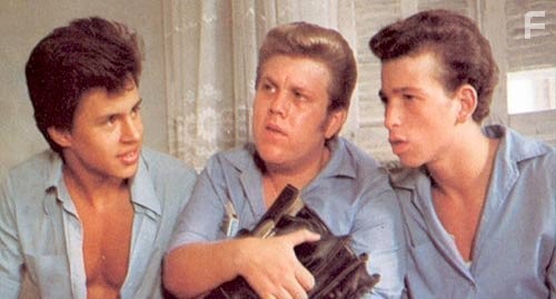 Yftach Katzur, Zachi Noy, and Jonathan Sagall in Горячая жевательная резинка: Мороженое на палочке (1978)