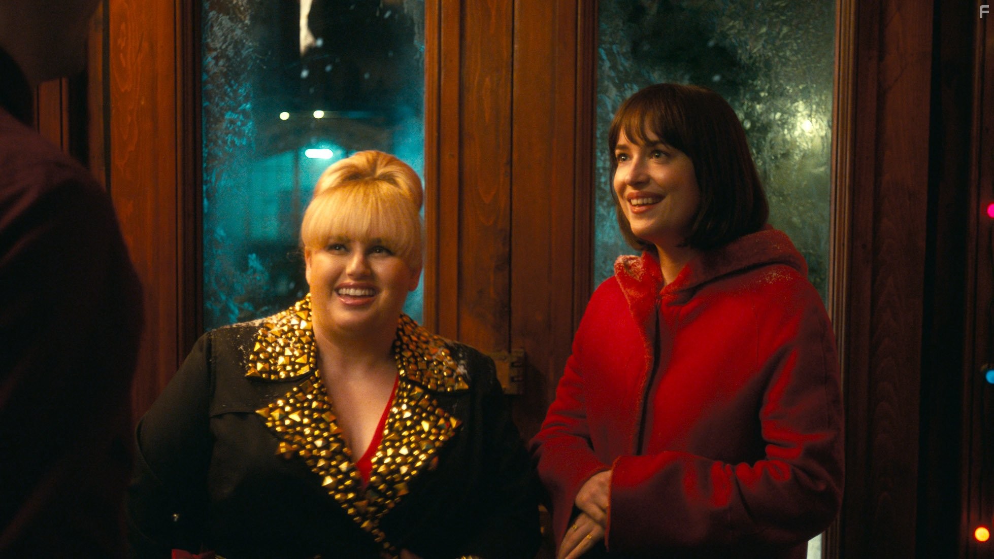 Dakota Johnson and Rebel Wilson in В активном поиске (2016)