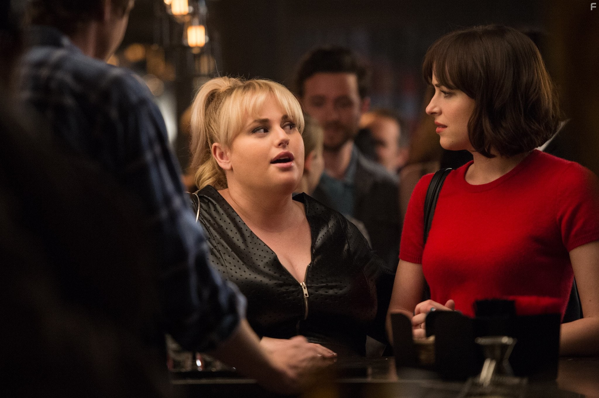 Dakota Johnson and Rebel Wilson in В активном поиске (2016)