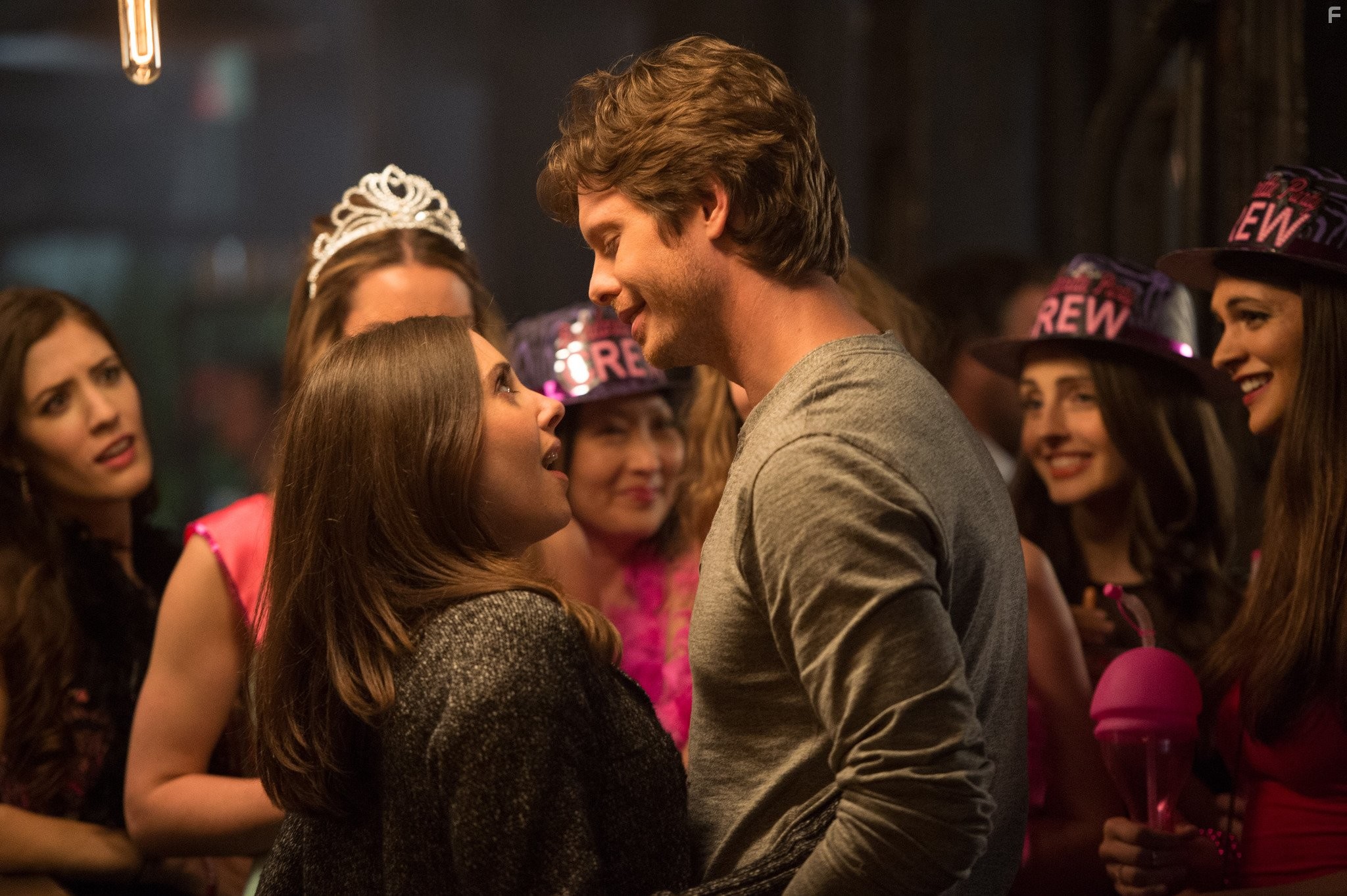 Alison Brie and Anders Holm in В активном поиске (2016)