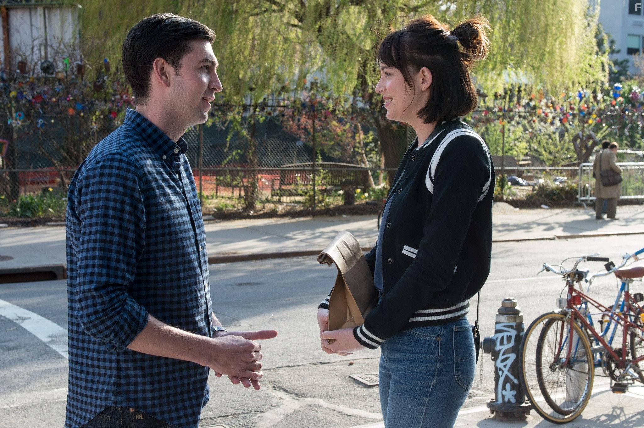 Dakota Johnson and Nicholas Braun in В активном поиске (2016)