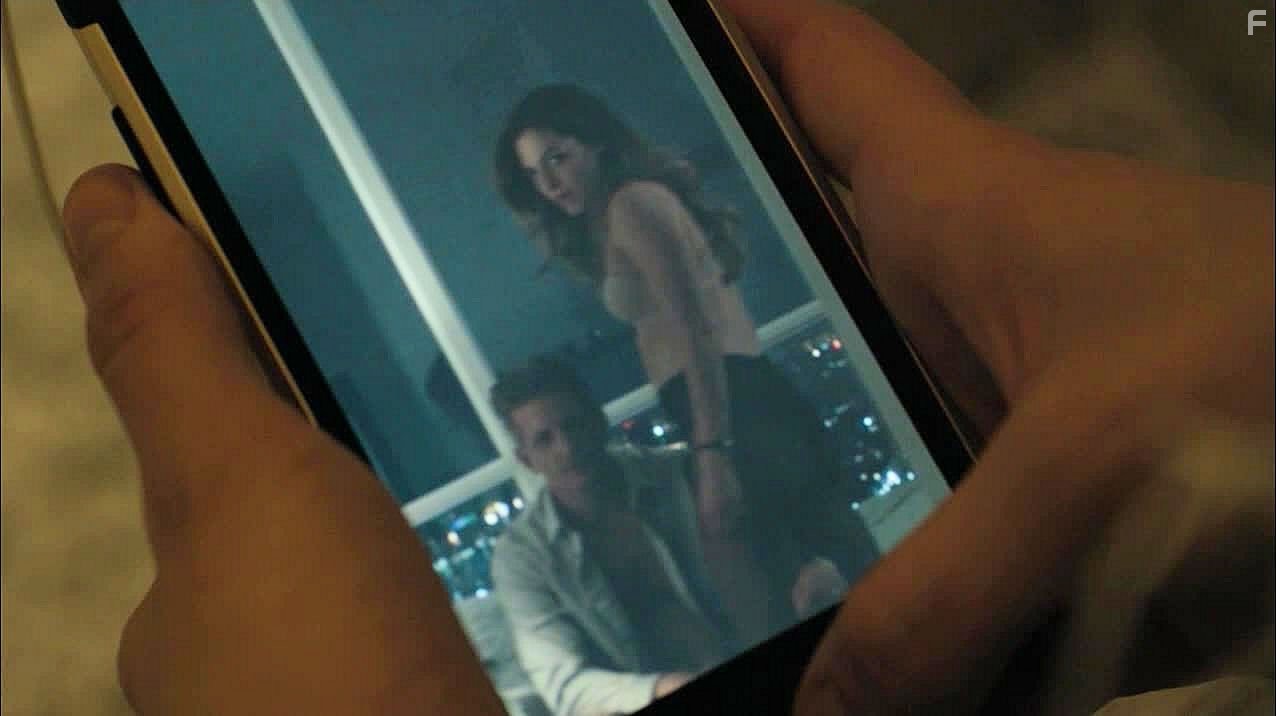 Paul Sparks and Riley Keough in Девушка по вызову (2016)