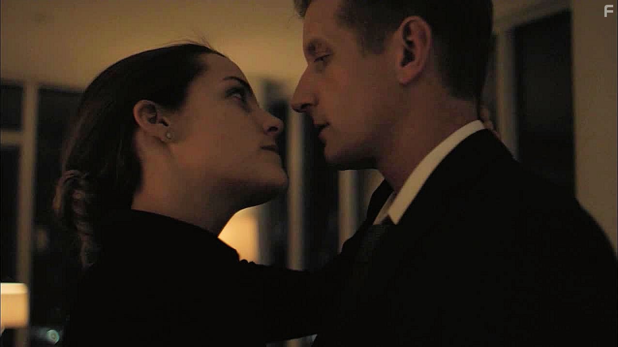 Paul Sparks and Riley Keough in Девушка по вызову (2016)