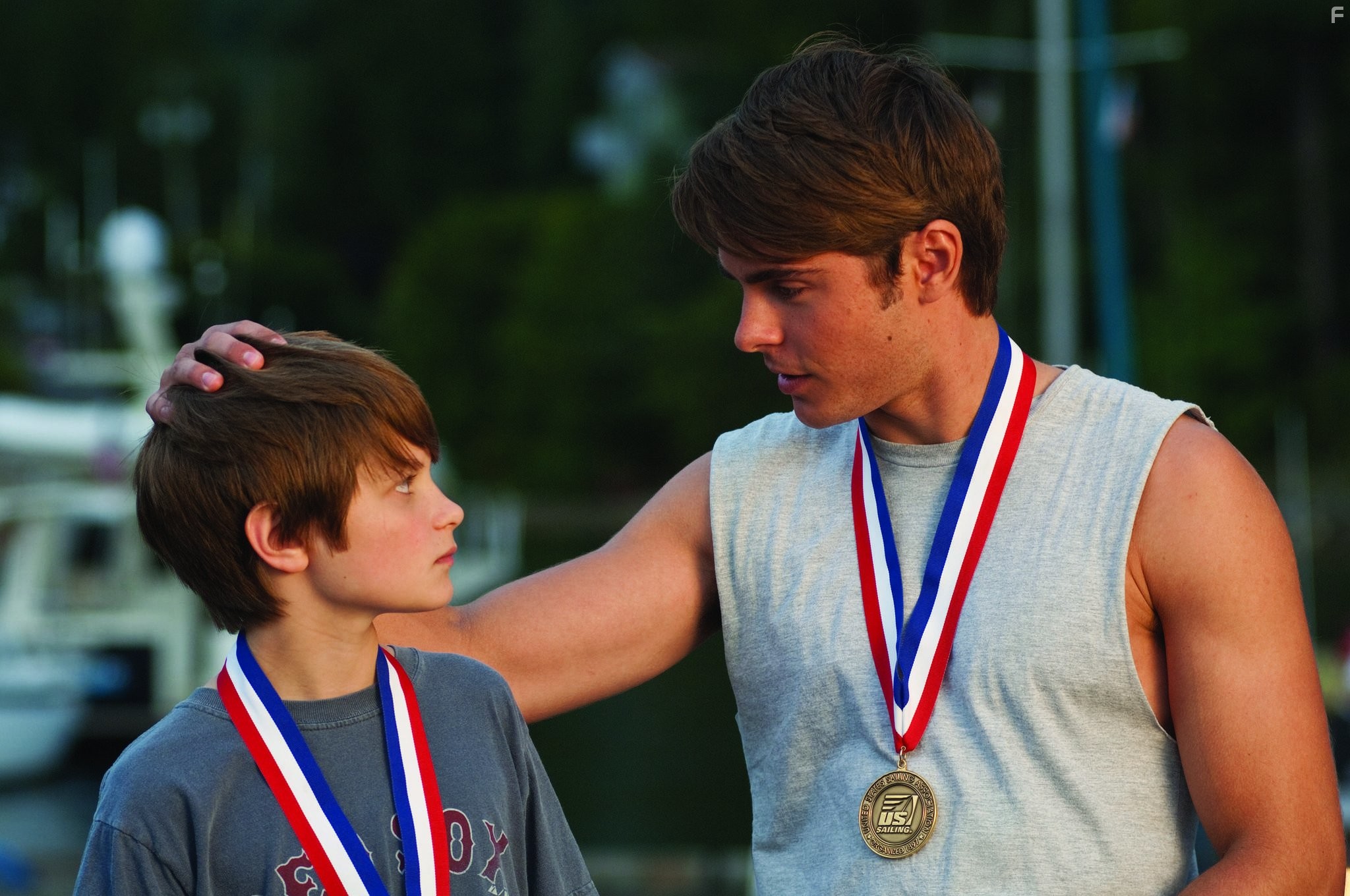 Zac Efron and Charlie Tahan in Двойная жизнь Чарли Сан-Клауда (2010)