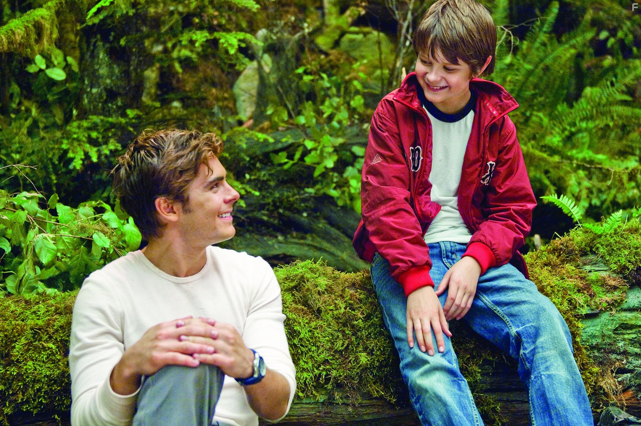 Zac Efron and Charlie Tahan in Двойная жизнь Чарли Сан-Клауда (2010)