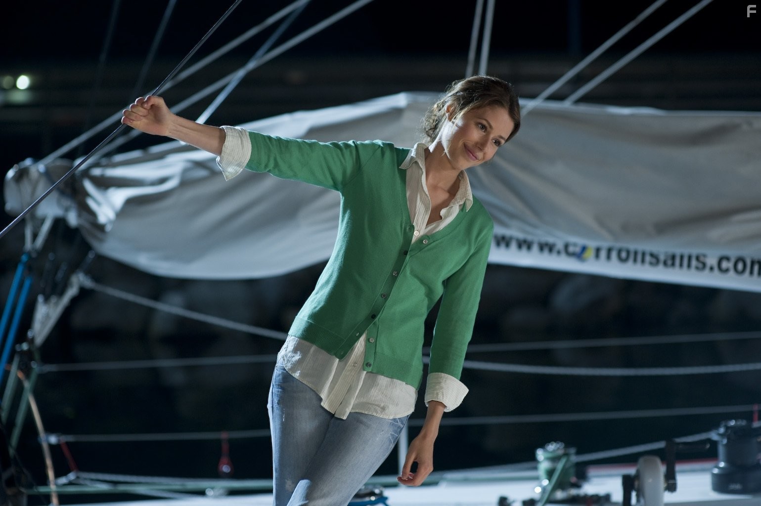 Amanda Crew in Двойная жизнь Чарли Сан-Клауда (2010)