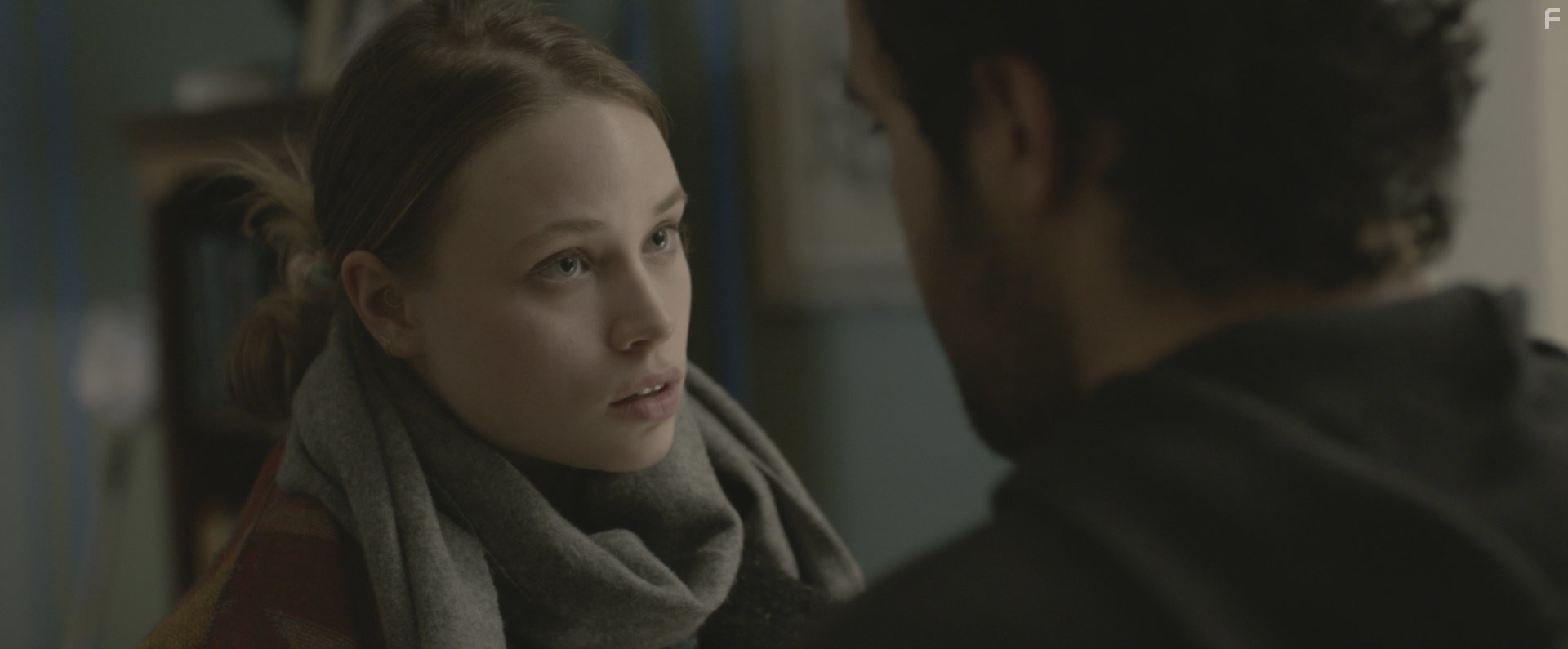 Christopher Abbott and Makenzie Leigh in Джеймс Уайт (2015)