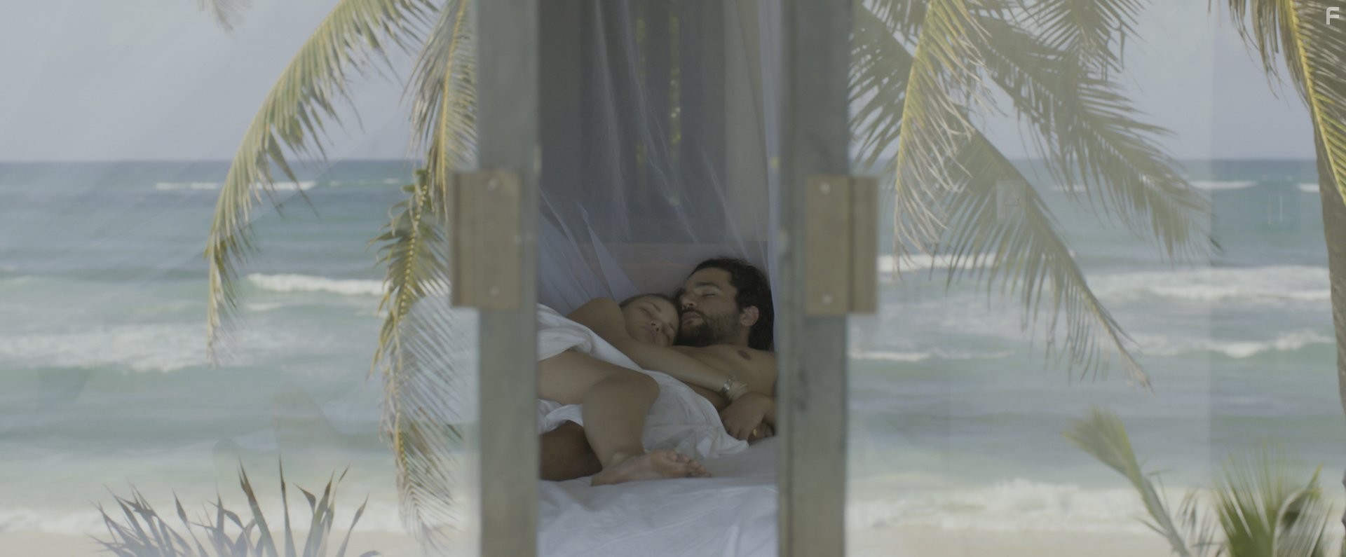 Christopher Abbott and Makenzie Leigh in Джеймс Уайт (2015)