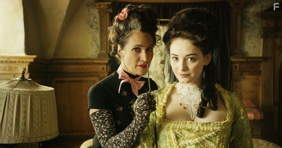 Maria Ehrich in Smaragdgrn (2016)