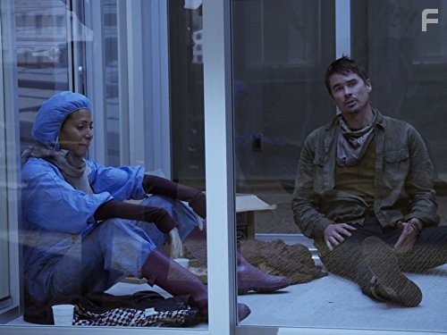 Christina Marie Moses and Shawn Parsons in Карантин (2016)