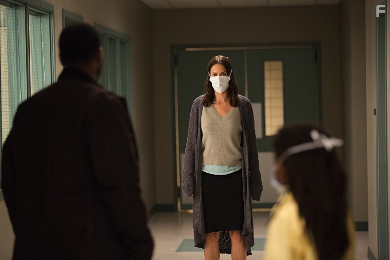 Kristen Gutoskie and Donielle T. Hansley Jr. in Карантин (2016)