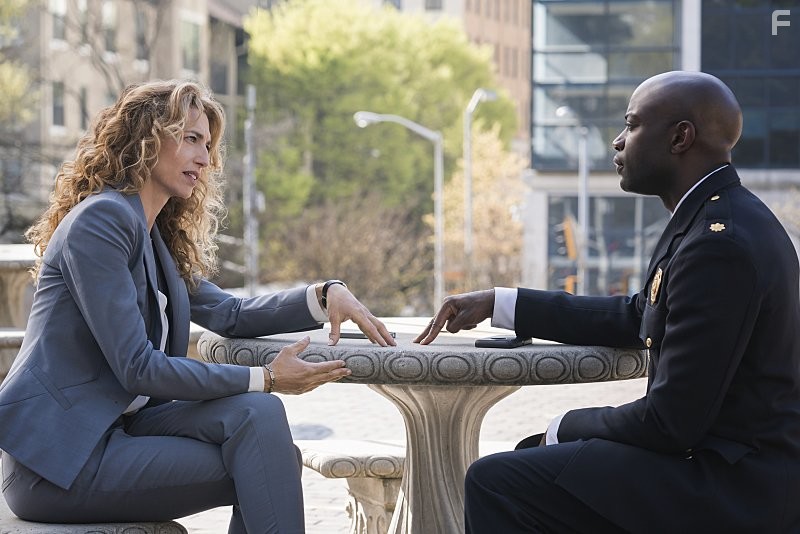 Claudia Black and David Gyasi in Карантин (2016)