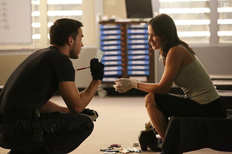 Kristen Gutoskie and Chris Wood in Карантин (2016)