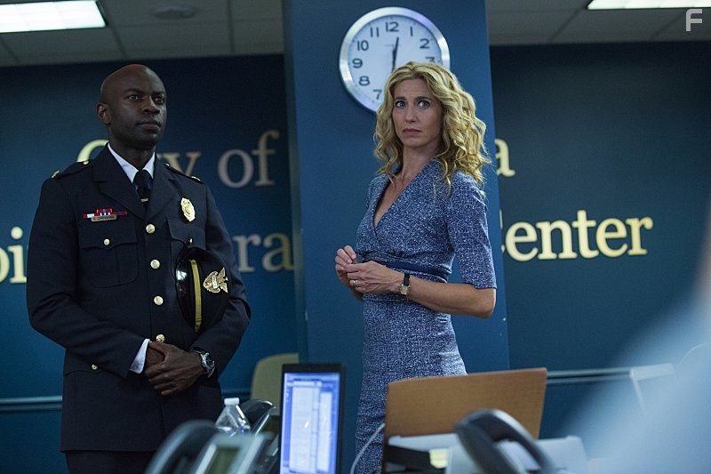 Claudia Black and David Gyasi in Карантин (2016)