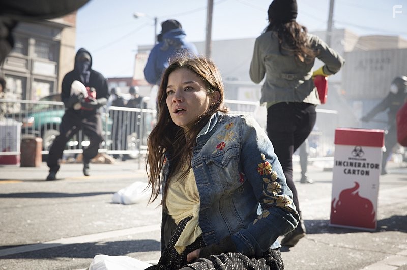 Hanna Mangan Lawrence in Карантин (2016)