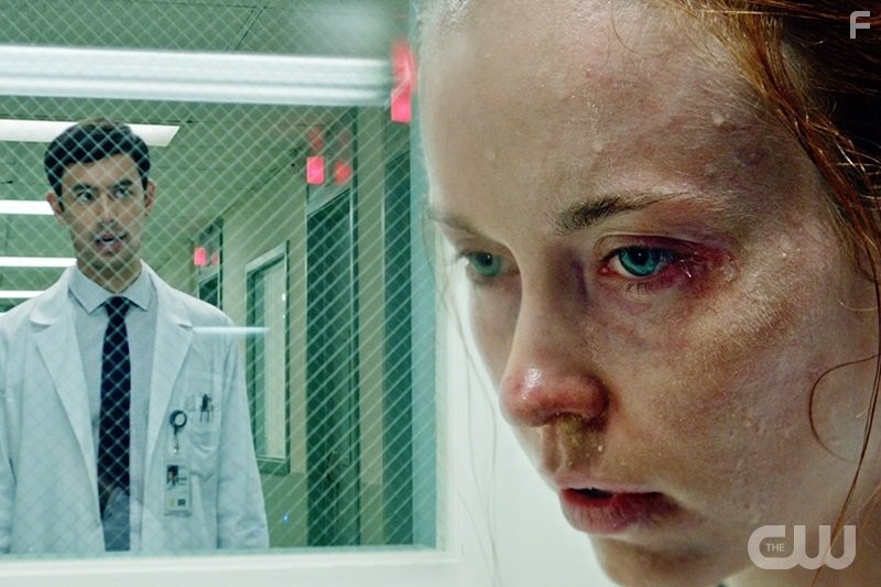 Elyse Levesque and George Young in Карантин (2016)