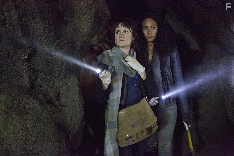 Christina Marie Moses and Nadine Lewington in Карантин (2016)