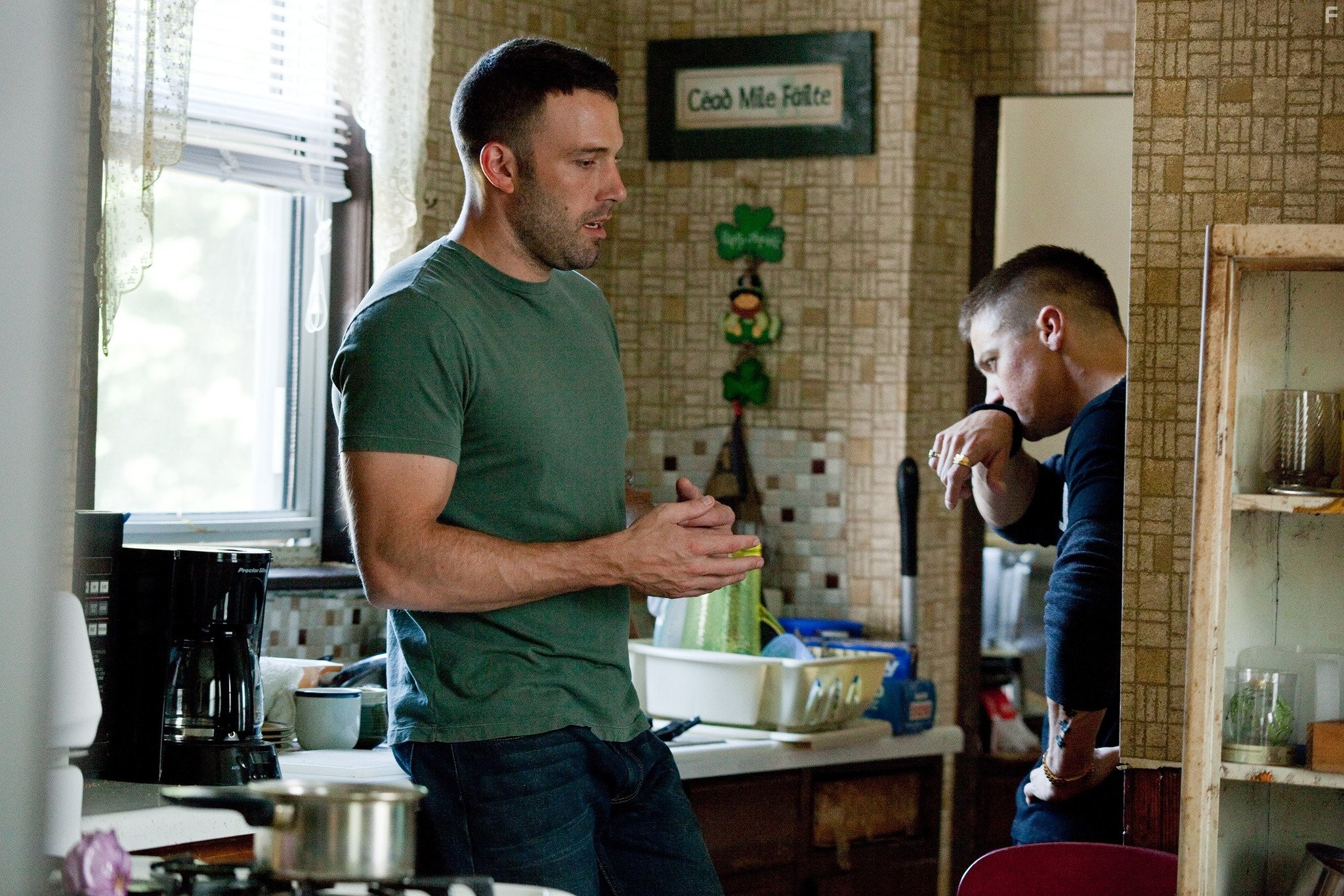 Ben Affleck and Jeremy Renner in Город воров (2010)