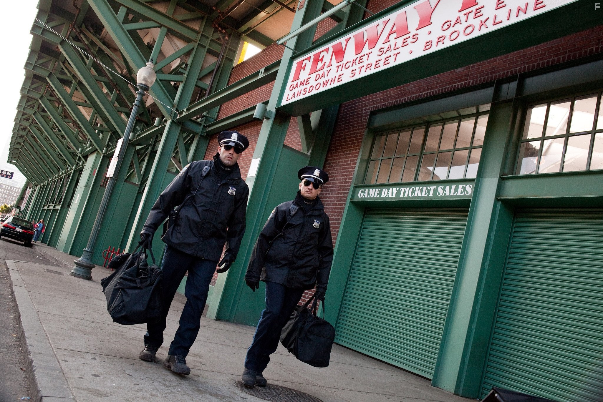 Ben Affleck and Jeremy Renner in Город воров (2010)