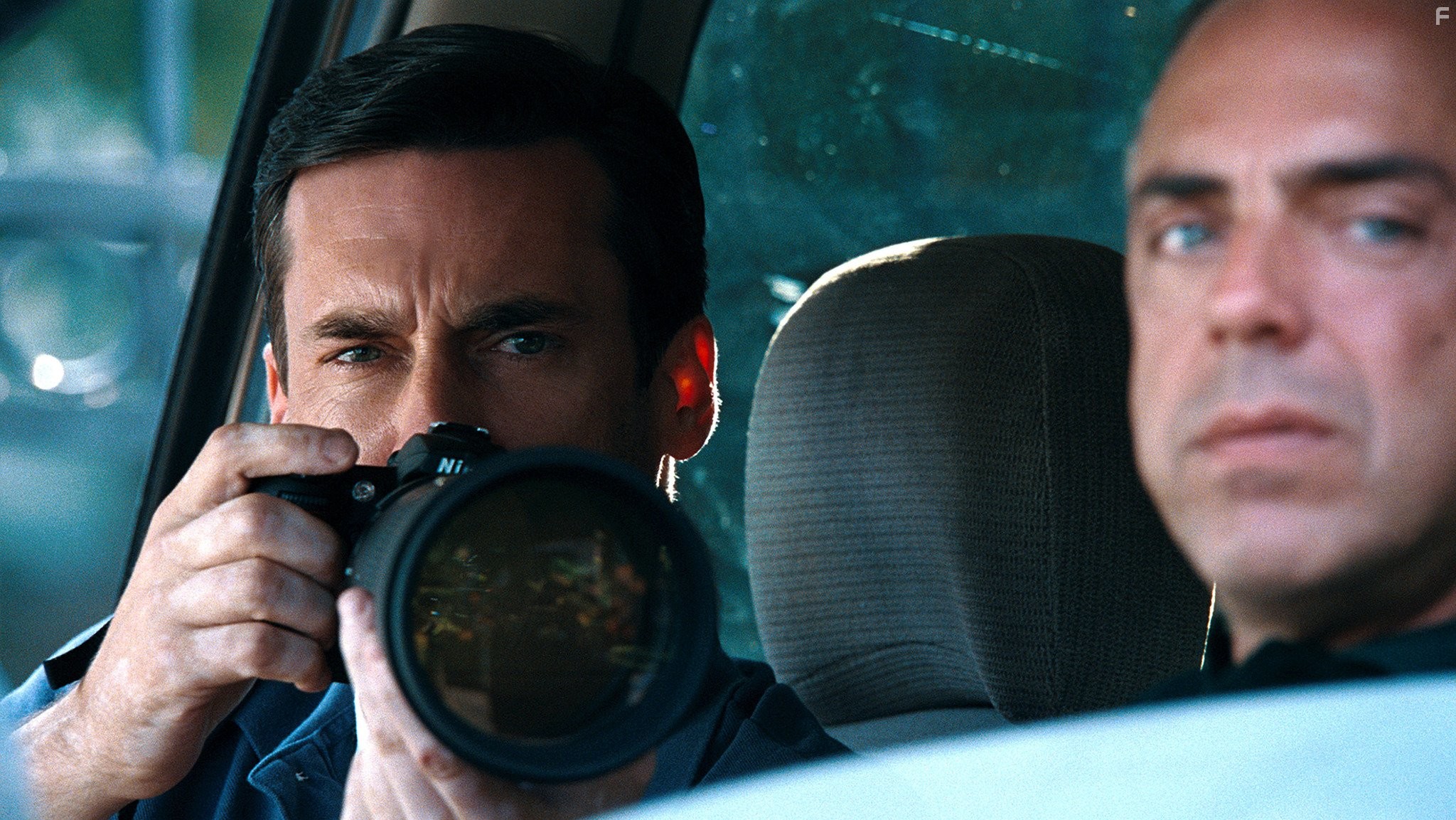 Jon Hamm and Titus Welliver in Город воров (2010)