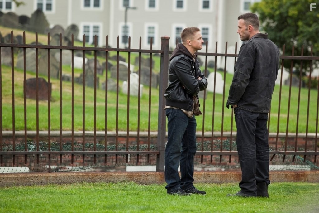 Ben Affleck and Jeremy Renner in Город воров (2010)