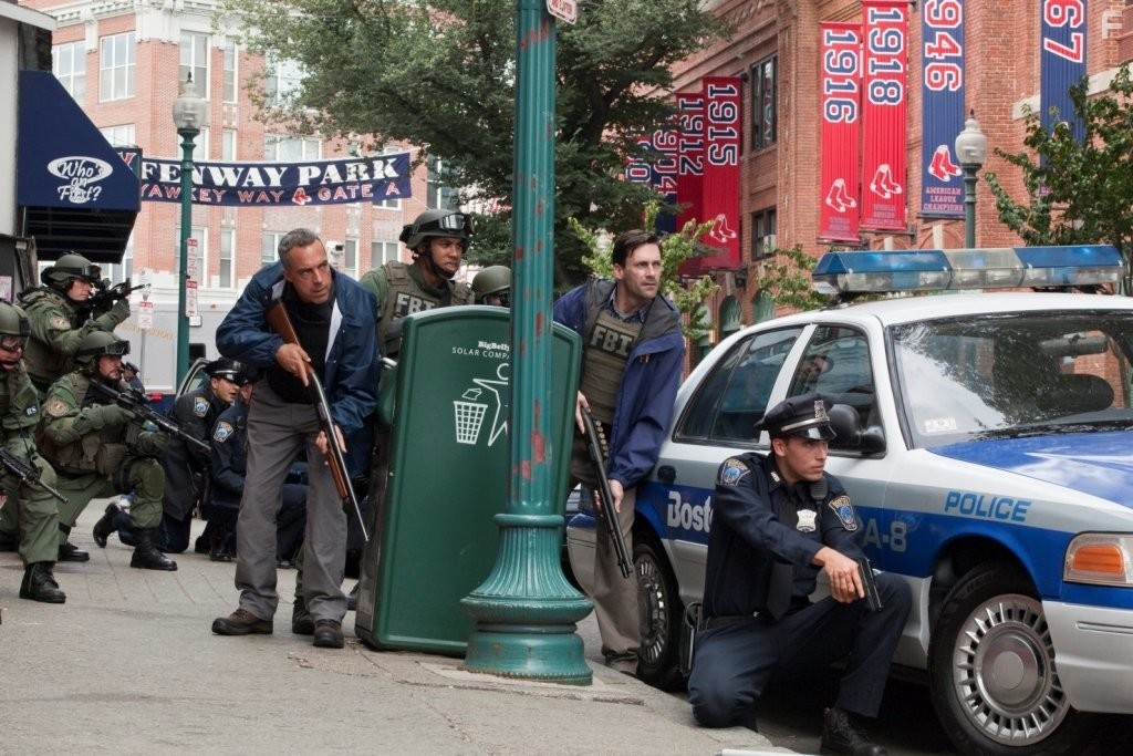 Jon Hamm and Titus Welliver in Город воров (2010)