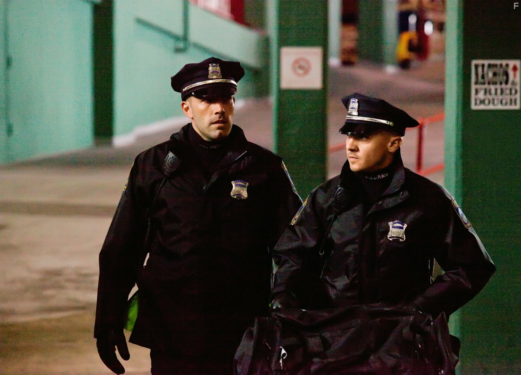 Ben Affleck and Jeremy Renner in Город воров (2010)