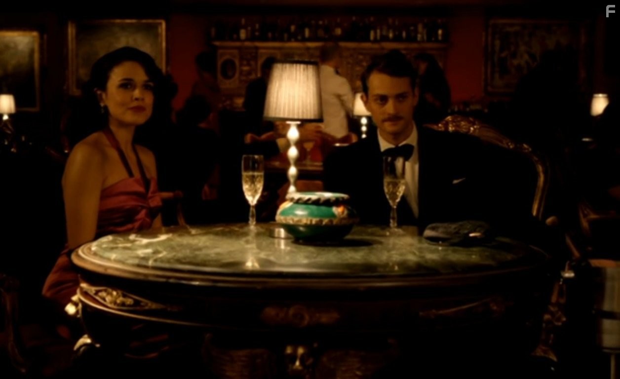 Adriana Ugarte and Peter Vives in El tiempo entre costuras (2013)