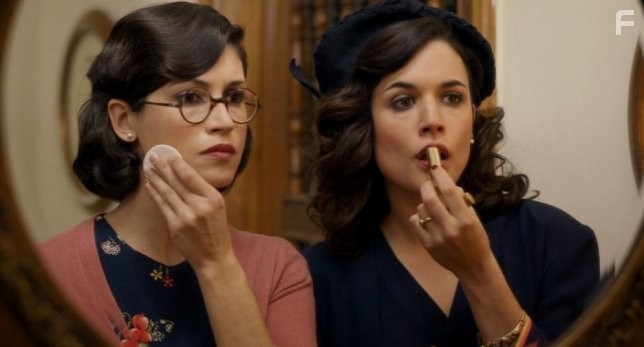 Nerea Barros and Adriana Ugarte in El tiempo entre costuras (2013)