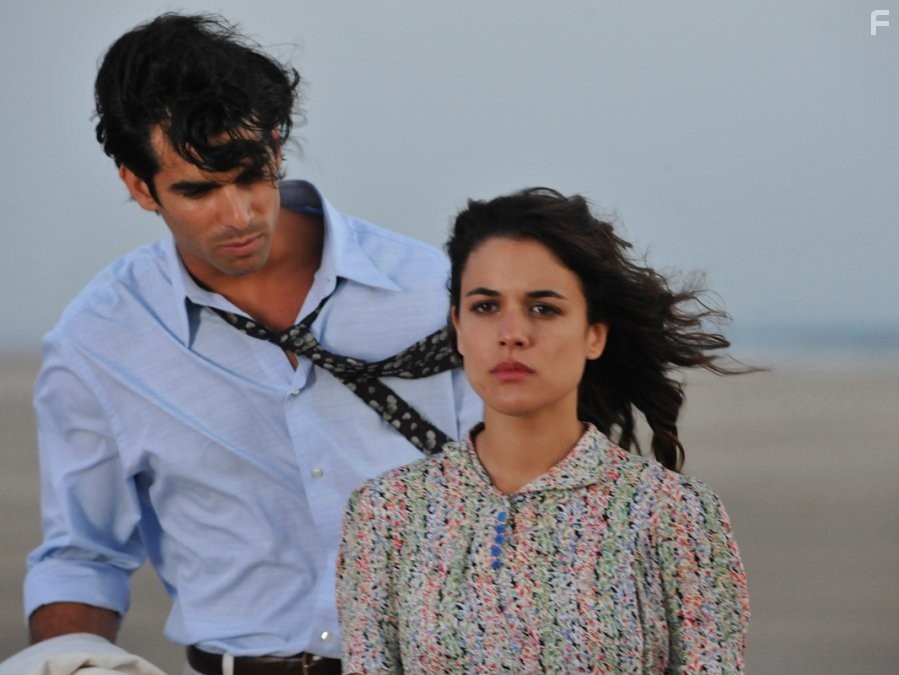 Adriana Ugarte and Rub?n Cortada in El tiempo entre costuras (2013)