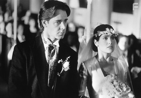 Russell Crowe and Salma Hayek in На грани разрыва (1997)