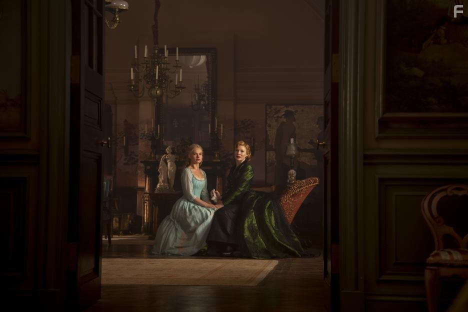 Cate Blanchett and Lily James in Золушка (2015)