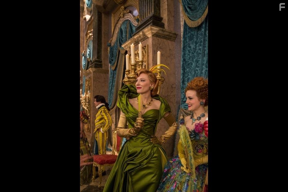 Cate Blanchett and Sophie McShera in Золушка (2015)