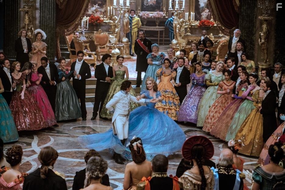 Richard Madden and Lily James in Золушка (2015)
