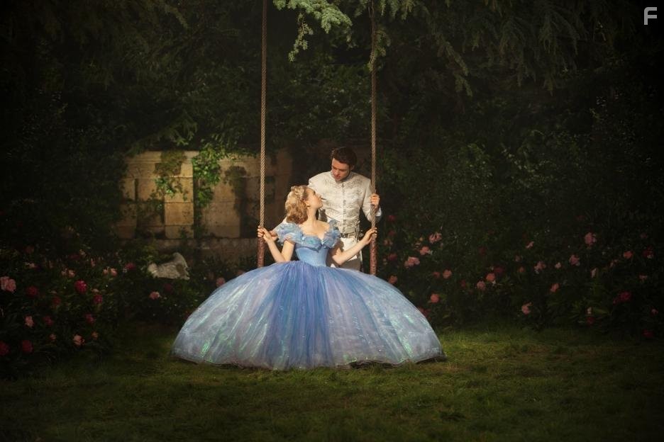 Richard Madden and Lily James in Золушка (2015)
