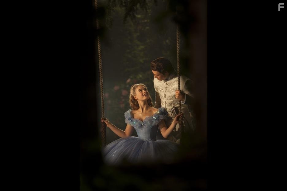 Richard Madden and Lily James in Золушка (2015)