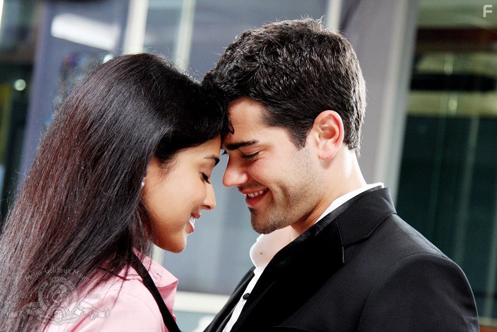 Jesse Metcalfe and Shriya Saran in На другом конце провода (2008)