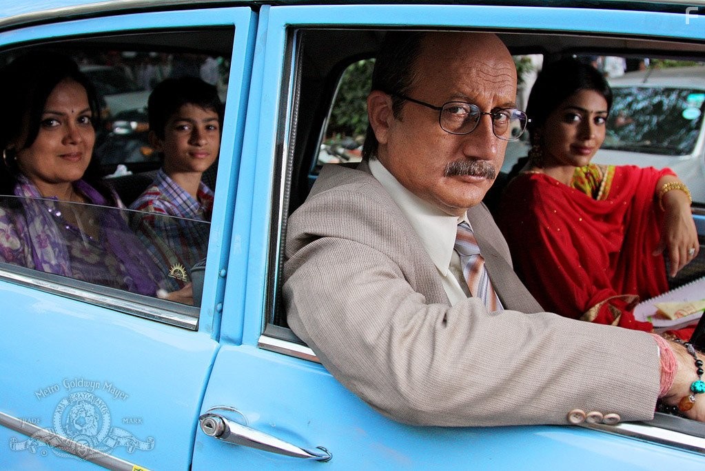 Anupam Kher, Sushmita Mukherjee, Shriya Saran, and Jai Thade in На другом конце провода (2008)