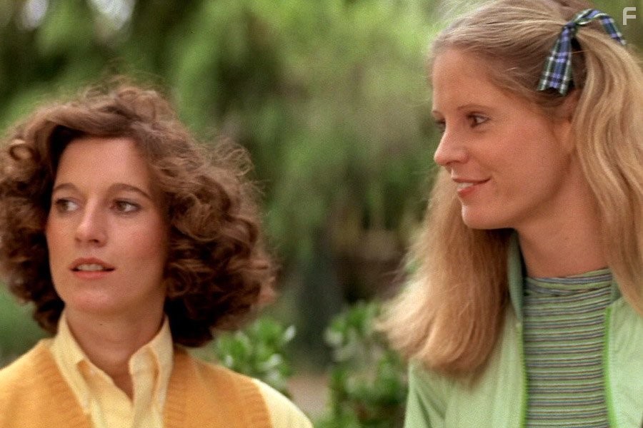 P.J. Soles and Nancy Kyes in Хэллоуин (1978)