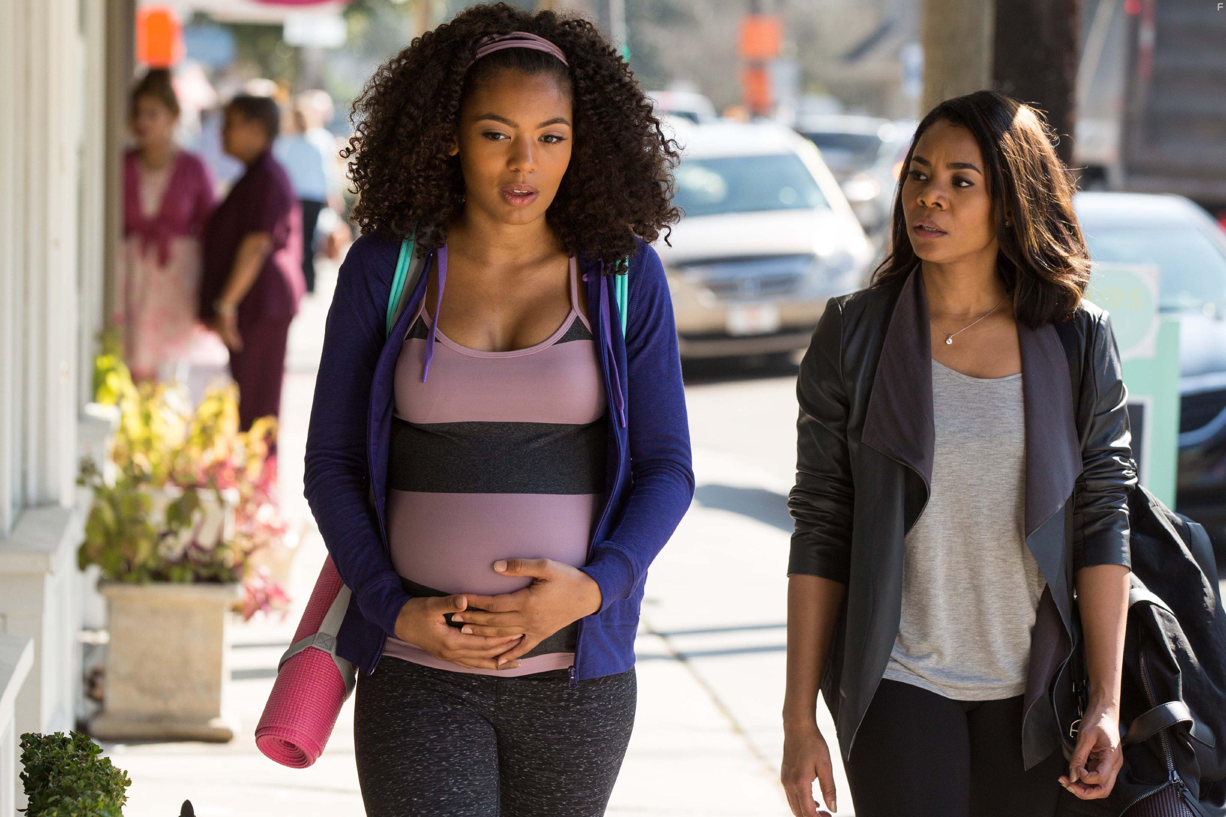 Regina Hall and Jaz Sinclair in When the Bough Breaks (2016)