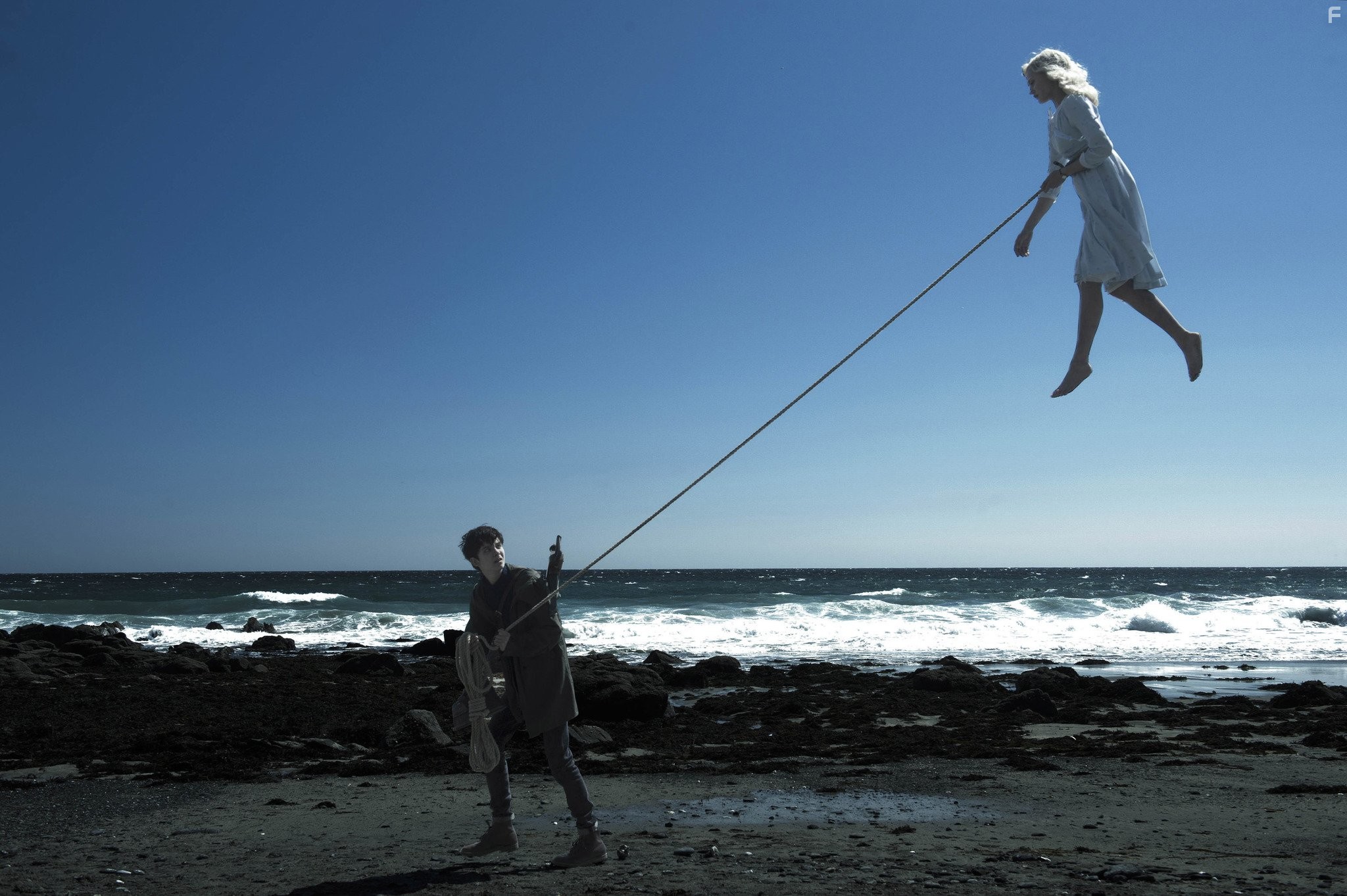 Asa Butterfield and Ella Purnell in Дом странных детей Мисс Перегрин (2016)