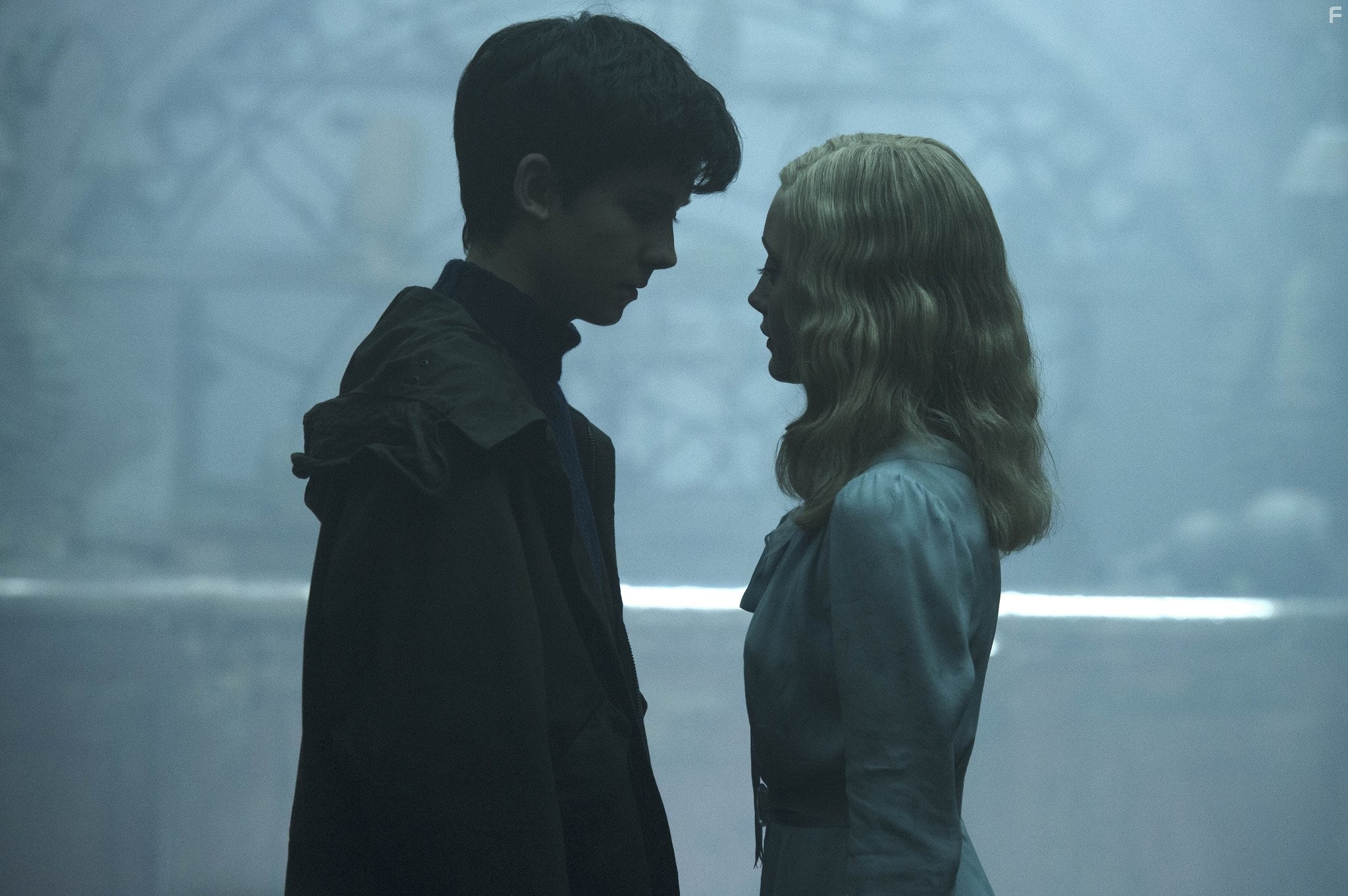 Asa Butterfield and Ella Purnell in Дом странных детей Мисс Перегрин (2016)