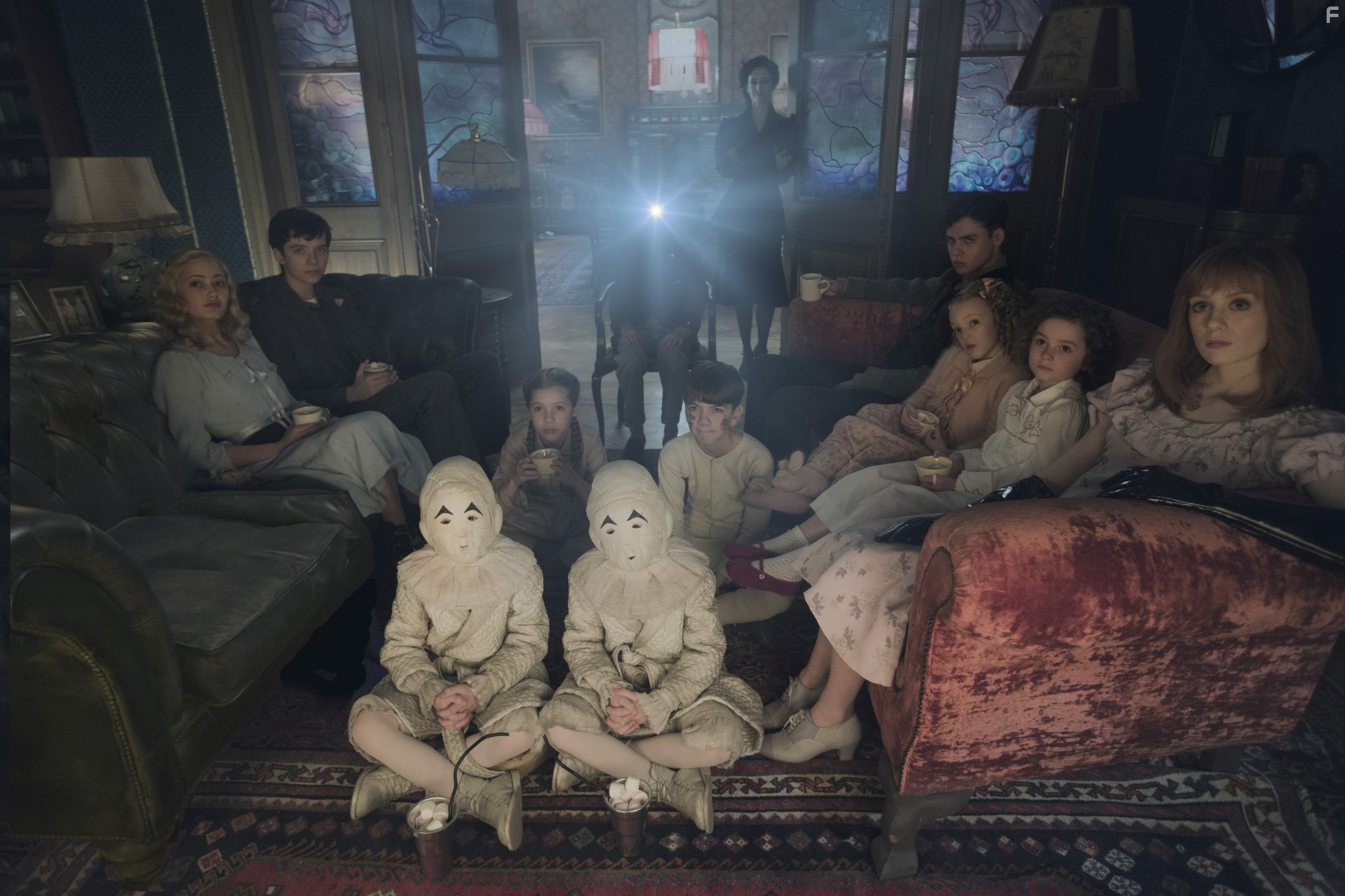 Eva Green, Asa Butterfield, Ella Purnell, Pixie Davies, Finlay MacMillan, Milo Parker, Lauren McCrostie, and Georgia Pemberton in Дом странных детей Мисс Перегрин (2016)