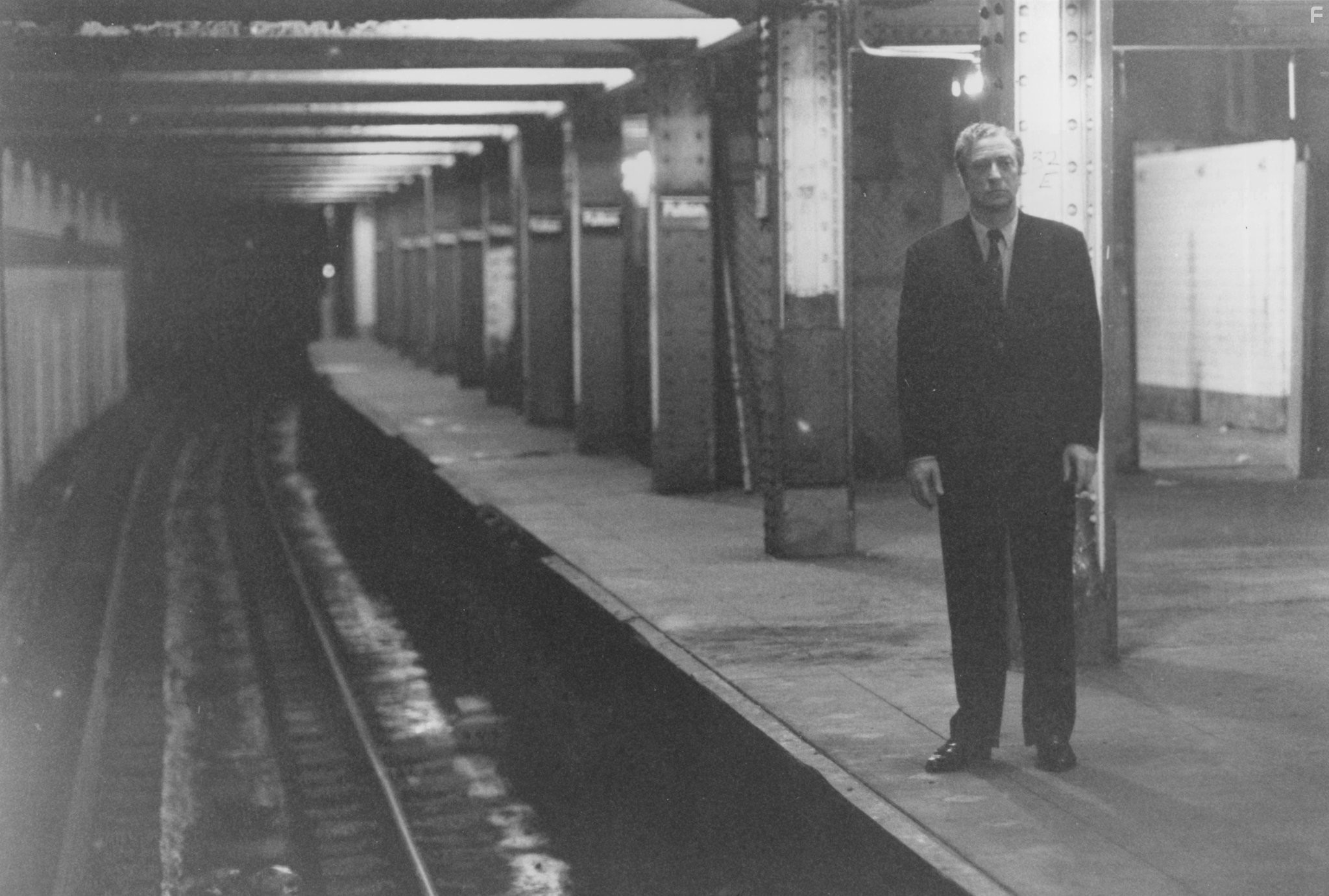 Michael Caine in Удар по системе (1990)