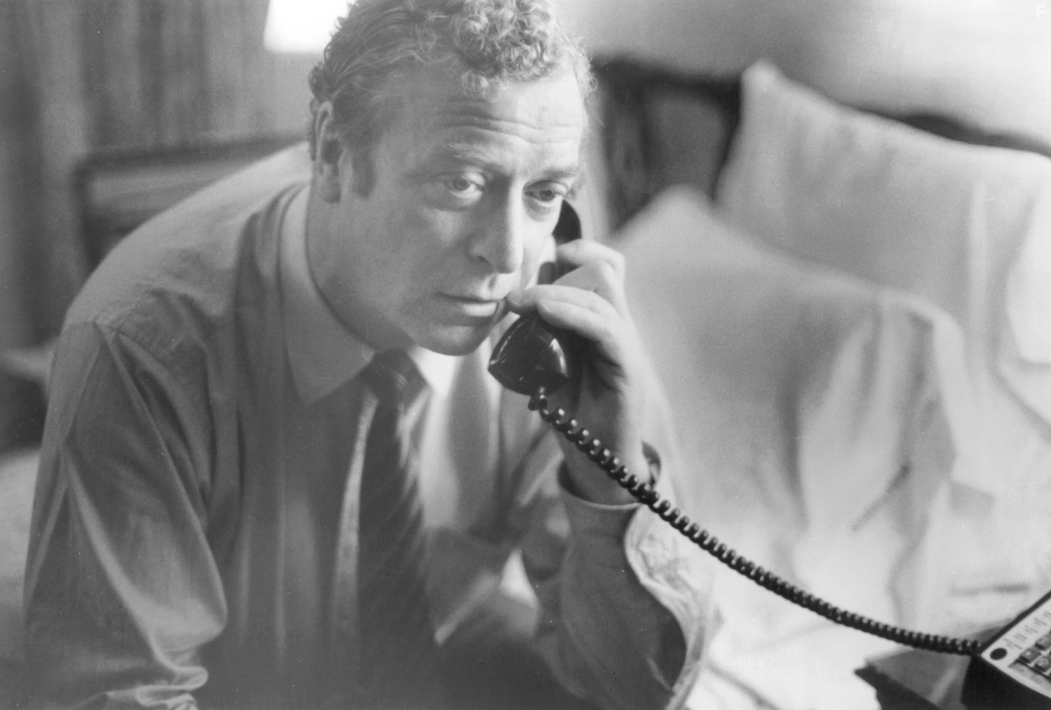 Michael Caine in Удар по системе (1990)