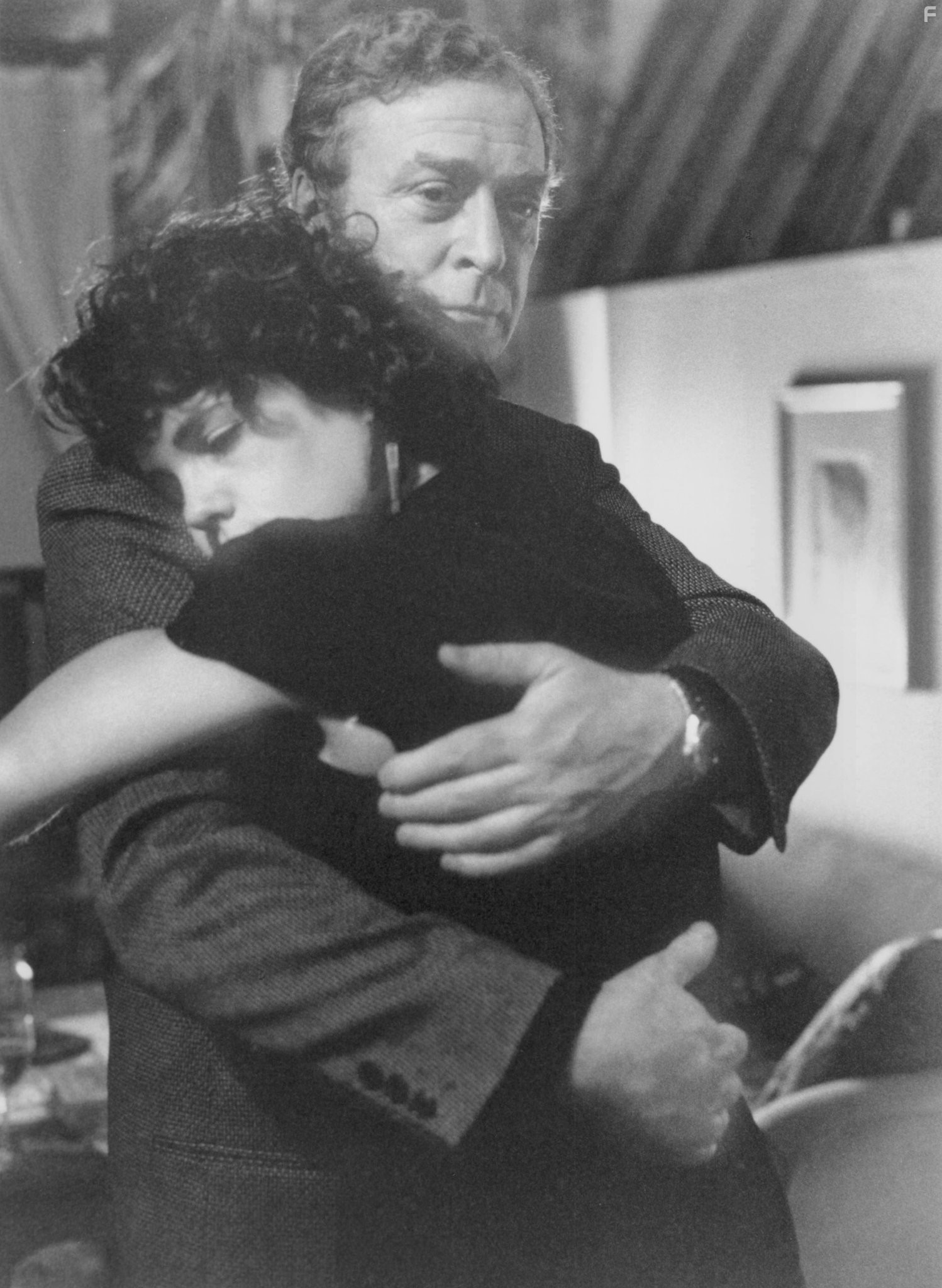 Michael Caine and Elizabeth McGovern in Удар по системе (1990)