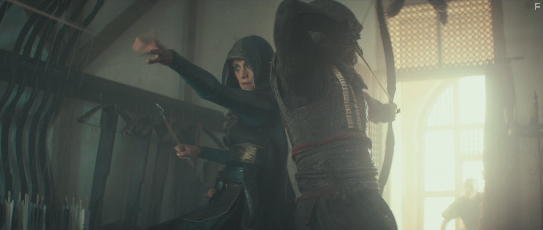 Michael Fassbender and Ariane Labed in Кредо убийцы (2016)