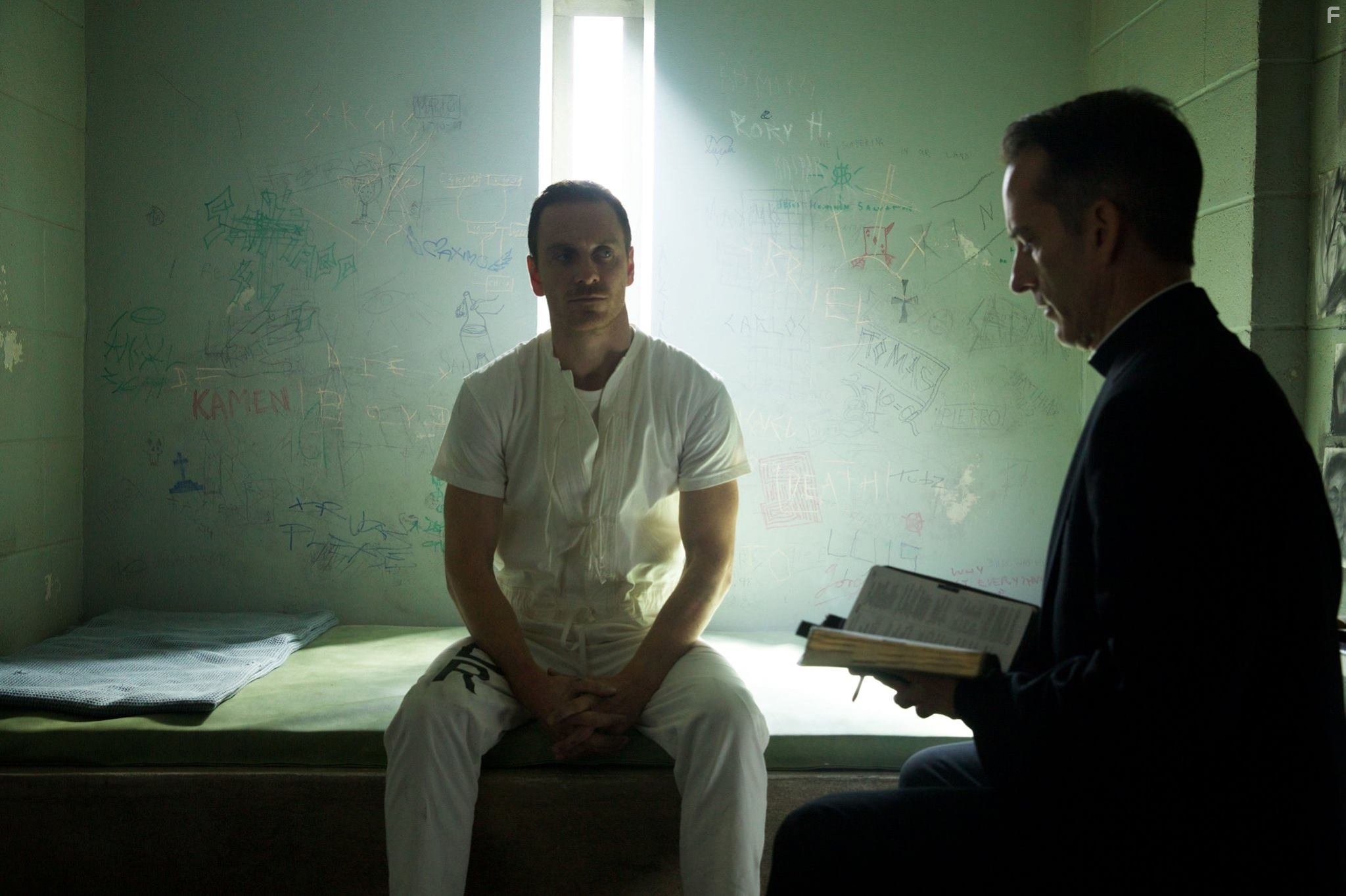 James Sobol Kelly and Michael Fassbender in Кредо убийцы (2016)