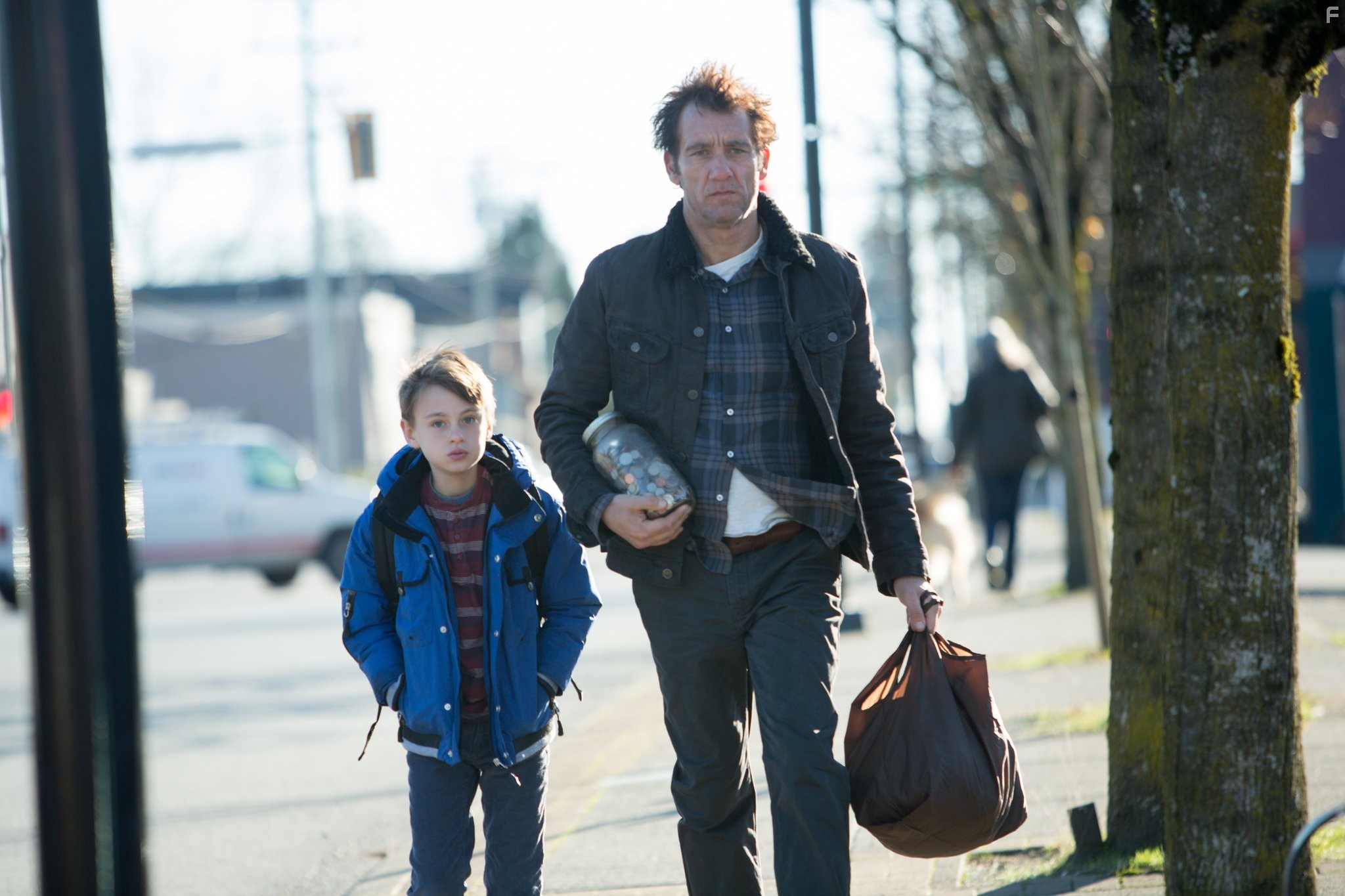 Clive Owen and Jaeden Lieberher in Подтверждение (2016)